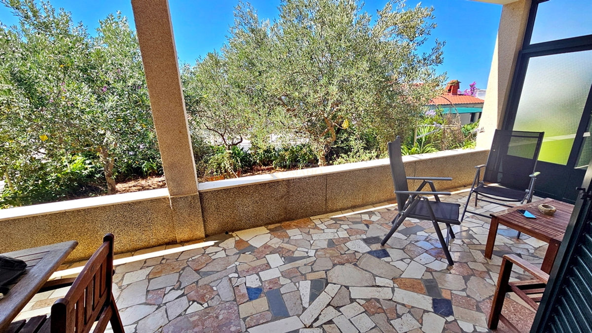 Casa indipendente a Okrug Donji/Čiovo in posizione eccezionale, seconda fila dal mare